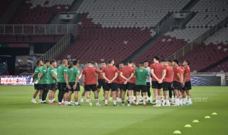 Pemain timnas Indonesia mengikuti sesi latihan di Stadion Gelora Bung Karno, Senayan, Jakarta, Ahad (18/6/2023). Sesi latihan yang dipimpin langsung pelatih Indonesia Shin Tae Yong itu digelar jelang laga FIFA Matchday melawan Argentina pada Senin (19/6/2023).