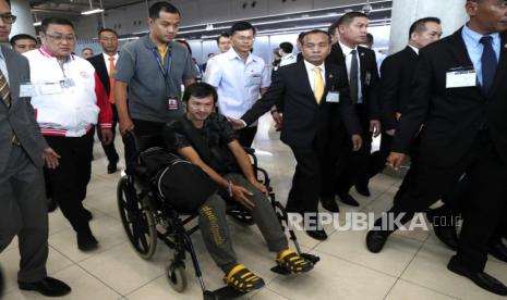 Seorang pekerja Thailand yang tertembak di lututnya dibawa ke rumah sakit setelah dievakuasi dari Israel dan tiba di Bandara Suvarnabhumi di Samut Prakan, Thailand, 12 Oktober 2023.