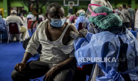 Tenaga kesehatan menyuntikkan vaksin Covid-19 kepada pencari suaka di GOR Bulungan, Kebayoran Baru, Jakarta, pekan lalu. Sebanyak 600 kuota dosis vaksin Sinopharm disiapkan untuk vaksinasi para pencari suaka dari 13 negara yang mengungsi di Jakarta.