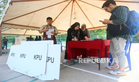 Petugas Kelompok Penyelenggara Pemungutan Suara Luar Negeri (ketiga kiri) dan Pengawas Kotak Suara Keliling (KSK) menyiapkan Tempat Pemungutan Suara metode KSK bagi Warga Negara Indonesia di wilayah Hulu Langat, Selangor, Malaysia, Ahad (4/2/2024). Pemungutan suara Pemilu 2024 dengan metode KSK di wilayah kerja PPLN Kuala Lumpur mulai berjalan mulai tanggal 4-10 Februari. 