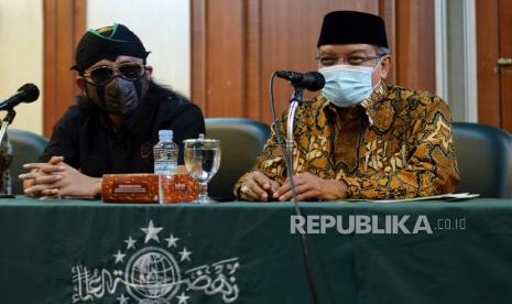 Ketua Umum Pengurus Besar Nahdlatul Ulama (PBNU) Said Aqil Siroj (kanan) bersama Gus Miftah (kiri) saat menyampaikan konferensi pers di gedung PBNU, Jakarta, Selasa (2/3). PBNU mengapresiasi langkah pemerintah yang mencabut lampiran Peraturan Presiden (Perpres) Nomor 10 Tahun 2021 tentang Bidang Usaha Penanaman Modal yang mengatur soal investasi minuman keras. Republika/Thoudy Badai