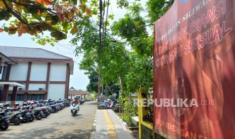 Sejumlah mahasiswa melintas di depan baliho yang berisi ajakan menolak kekerasan seksual, di lingkungan Kampus Universitas Siliwangi (Unsil), Kota Tasikmalaya, Rabu (8/2/2023).