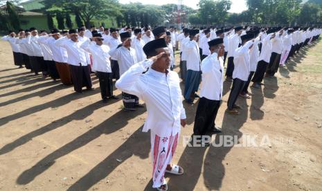 A number of people attend the Santri Day commemoration apple at Pondok Pesantren Lirboyo.