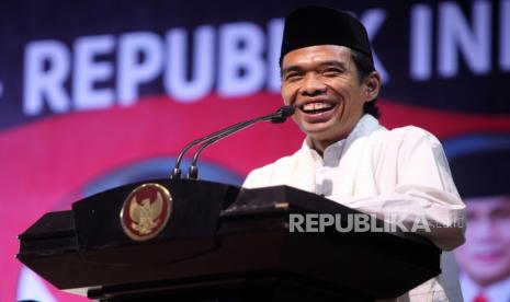 Ustadz Abdul Somad (UAS) memberikan tausiyahnya saat acara MPR-RI Bersholawat di Kompleks Parlemen, Jakarta Pusat, Rabu (29/8).