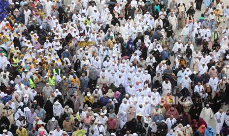 Jamaah haji di jembatan Jamarat, Mina, 30 Juni 2023. 12 Hari Haji Hasilkan Lebih dari 68 Ribu Ton Sampah