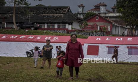 Sejumlah anak bersama orang tuanya di area lokasi pengungsian di Lapang Sepak Bola Cariu, Mangunkerta, Kecamatan Cugenang, Kabupaten Cianjur, Rabu (23/11/2022). Berdasarkan data dari BPBD Provinsi Jawa Barat per Rabu (23/11/2022) pukul 09.00 WIB, jumlah pengungsi akibat gempa bumi 5,6 SR di Kabupaten Cianjur mencapai 58.362 orang. Republika/Abdan Syakura