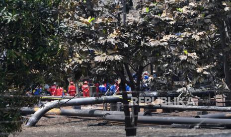 Sejumlah petugas berada di lokasi kebakaran Depo Pertamina Plumpang, Jakarta Utara, Jakarta, Senin (6/3/2023). Menteri BUMN Erick Thohir memutuskan untuk merelokasi Depo Pertamina Plumpang ke lahan milik PT Pelabuhan Indonesia (Pelindo) dalam waktu relokasi selama 3,5 tahun mendatang untuk mencegah kebakaran seperti yang terjadi pada Jumat (3/3/2023). 