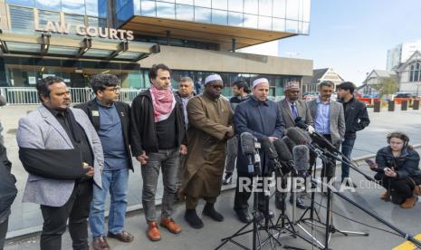 Pemimpin Muslim Christchurch berbicara kepada media setelah Brenton Tarrant dijatuhi hukuman penjara seumur hidup, di luar Pengadilan Tinggi di Christchurch, Selandia Baru, 27 Agustus 2020. Warga Australia Brenton Tarrant dijatuhi hukuman penjara seumur hidup tanpa pembebasan bersyarat karena terorisme, 51 dakwaan pembunuhan dan 40 dakwaan percobaan pembunuhan, atas serangannya terhadap dua masjid di Christchurch pada 2019.