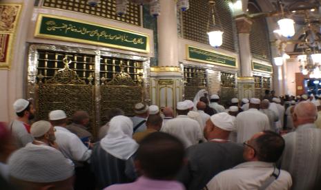 Antrean jamaah menziarahi makam Nabi Muhammad SAW di Madinah. Di tempat bekas rumah Rasulullah SAW ini juga dimakamkan pada sahabat nabi, Abu Bakar Shiddiq dan Umar bin Khathab.