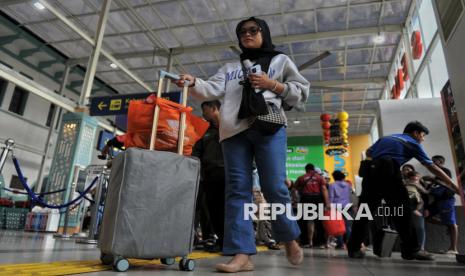 Calon penumpang bersiap menaiki kereta di Stasiun Pasar Senen, Jakarta, Sabtu (21/12/2024). PT KAI Daop 1 Jakarta mencatat jumlah penumpang Kereta Api Jarak Jauh (KAJJ) pada libur Natal dan Tahun Baru 2024-2025, Sabtu (21/12) sebanyak 38.160 penumpang atau 85,3 persen dari kapasitas tiket yang disediakan yaitu 44.714 kursi per hari. Sementara puncak arus mudik Nataru akan terjadi pada Selasa (24/12) mendatang. KAI Daop 1 Jakarta juga melakukan penambahan rangkaian pada beberapa KAJJ dari Stasiun Pasar Senen dan Gambir dengan menyediakan 801.625 kursi dengan 1.414 operasional KAJJ atau 79 KAJJ per harinya.