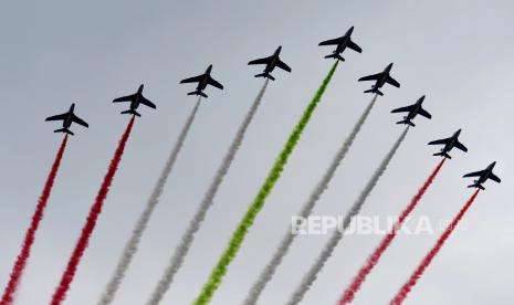  Pesawat mengeluarkan asap dalam warna bendera Lebanon di atas istana presiden selama kunjungan Presiden Prancis Emmanuel Macron di Baabda, Lebanon, 01 September 2020. Macron berada di Lebanon untuk menandai peringatan 100 tahun bekas protektorat Prancis itu. Ini adalah kunjungan kedua presiden Prancis dalam satu bulan, setelah ledakan di pelabuhan Beirut pada 4 Agustus yang menewaskan sedikitnya 190 orang dan 6.500 orang terluka dan sebagian besar pelabuhan serta kota itu hancur lebur.