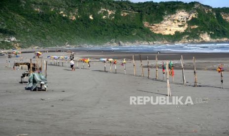 Suasana sepi pengunjung di Pantai Parangtritis, Bantul, Yogyakarta, Selasa (7/4). Penutupan Pantai Parangtritis sejak 21 Maret ini sebagai upaya pencegahan penyerbaran pandemi covid19