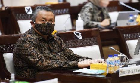 Gubernur BI Perry Warjiyo bersiap mengikuti rapat kerja dengan Komisi XI DPR di Kompleks Parlemen Senayan, Jakarta, Selasa (8/6). Gubernur Bank Indonesia (BI) Perry Warjiyo menegaskan pihaknya terus memantau risiko waktu dan besaran perubahan kebijakan atau tapering Bank Sentral Amerika Serikat, The Fed, yang kemungkinan akan terjadi dalam waktu dekat. 