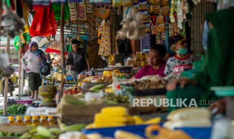 Pemkab Karawang meminta prmilik restoran mengurangi aktivitas untuk memperkecil dampak penyebaran virus corona.