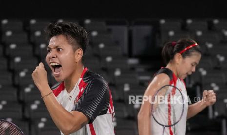 Greysia Polii dan Apriyan Rahayu dari Indonesia merayakan kemenangan mereka melawan DU Yue Du dan Yin Hui Li dari China dalam pertandingan bulu tangkis perempat final ganda putri Olimpiade Musim Panas 2020, Kamis, 29 Juli 2021, di Tokyo, Jepang.