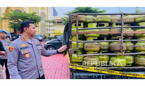 Polresta Bogor Kota mengungkap kasus pengoplosan gas Elpiji bersubsidi di Kota Bogor. Tiga pelaku yang ditangkap telah mengoplos ribuan tabung gas Elpiji bersubsidi. 