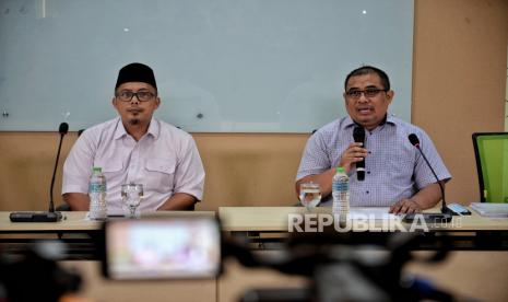 Presiden Aksi Cepat Tanggap (ACT) Ibnu Khajar (kanan) didampingi Anggota Dewan Pembina Yayasan ACT Bobby Herwibowo (kiri) menyampaikan keterangan pers di Gedung ACT, Menara 165, Jakarta, Senin (4/7/2022). Dalam konferensi pers tersebut Lembaga filantropi Aksi Cepat Tanggap (ACT) menyampaikan permintaan maaf kepada donatur dan masyarakat Indonesia sekaligus melakukan klarifikasi terkait pemberitaan dalam majalah Tempo dengan judul Kantong Bocor Dana Umat edisi Sabtu 2 Juli 2022.