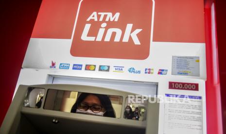 Bank Himpunan Milik Negara (Himbara) memutuskan tidak mengenakan tarif cek saldo dan tarik tunai terhadap penggunaan ATM Link. 