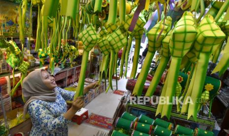 Penjual menata pernak-pernik Ramadhan di Toko Acai Jaya, Medan, Sumatera Utara, Rabu (20/3/2024). Pernak pernik yang biasanya digunakan untuk hiasan ruangan dan bingkisan Lebaran tersebut dijual dengan harga Rp5.000 hingga Rp600.000. 