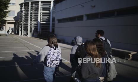  Siswa tiba di sekolah di Arles, Prancis selatan, Senin, 3 Mei 2021. 