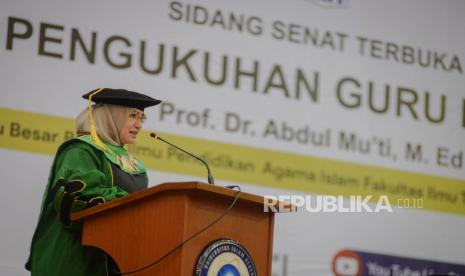 Rektor Universitas Islam Negeri (UIN) Syarif Hidayatullah Amany Burhanuddin Umar Lubis menyampaikan sambutan saat sidang Senat terbuka Pengukuhan Guru Besar di Auditorium Harun Nasution Universitas Islam Negeri (UIN) Syarif Hidayatullah, Jakarta, Rabu (2/9). Universitas Islam Negeri (UIN) Syarif Hidayatullah Jakarta menggelar sidang Senat terbuka pengukuhan Abdul Muti sebagai Guru Besar atau Profesor di Bidang Ilmu Pendidikan Agama Islam (PAI) mengangkat tema Pendidikan Agama Islam yang Pluralistis, Basisi Nilai dan Arah Pembaruan. Sidang tersebut dihadiri sejumlah tokoh yaitu mantan Wakil Presiden Republik Indonesia Jusuf Kalla, Menteri Pendidikan dan Kebudayaan Nadiem Makarim, Menteri Koordinator Bidang Pembangunan Manusia dan Kebudayaan Muhadjir Effendy, Wakil Menteri Agama Zainut Tauhid Saadi dan mantan Menteri Agama Lukman Hakim Saifuddin. Republika/Thoudy Badai