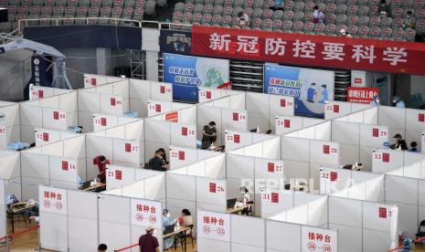  Dalam foto yang dirilis oleh Kantor Berita Xinhua China ini, orang-orang mendapatkan vaksinasi COVID-19 di tempat vaksinasi di arena olahraga di Nanjing di Provinsi Jiangsu, China timur, Senin, 2 Agustus 2021. Pihak berwenang China pada Selasa mengumumkan pengujian virus corona massal di Wuhan sebagai serangkaian wabah COVID-19 yang luar biasa luas mencapai kota tempat penyakit itu pertama kali terdeteksi pada akhir 2019. Sebagian besar kasus lokal masih di provinsi Jiangsu, di mana wabah dimulai di bandara di Nanjing, ibu kota provinsi, dan telah menyebar ke kota Yangzhou.