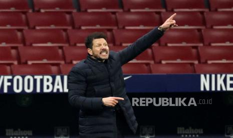  Pelatih kepala Atletico Madrid Diego Pablo Simeone bereaksi selama pertandingan sepak bola LaLiga Spanyol antara Atletico Madrid dan Sevilla FC di Madrid, Spanyol, 12 Januari 2021.