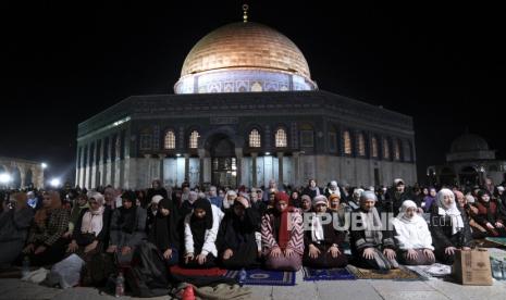 Jamaah Palestina melakukan shalat tarawih,pada bulan suci Ramadhan, di sebelah Dome of Rock di kompleks Masjid Al-Aqsa di Kota Tua Yerusalem, Sabtu (8/4/2023).  Sekretaris Jenderal Hizbullah Hassan Nasrallah mengadakan pembicaraan pada hari Ahad (9/4/2023) dengan kepala politik Hamas Ismail Haniyeh di tengah ketegangan umat Islam Palestina dengan tentara Israel di Yerusalem Timur yang diduduki.