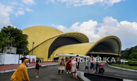 Sejumlah pengunjung saat berwisata di Teater Keong Emas TMII, Jakarta.