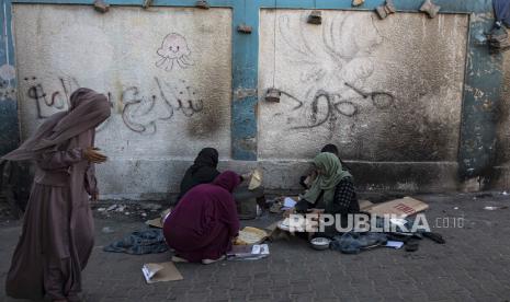 Pengungsi Palestina menyiapkan roti menggunakan kayu bakar akibat kekurangan gas di kamp pengungsi Khan Yunis, Jalur Gaza selatan, 17 November 2023. Lebih dari 11.000 warga Palestina dan setidaknya 1.200 warga Israel tewas, menurut Pasukan Pertahanan Israel (IDF) dan Israel.