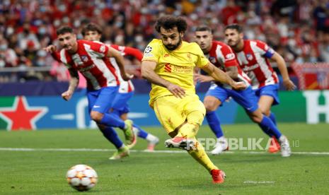 Penyerang Liverpool Mohamed Salah saat mencetak gol dari titik penalti.