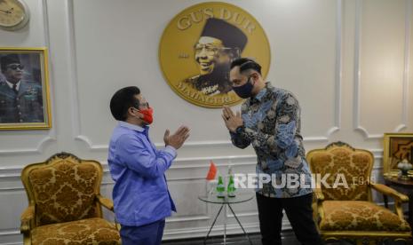 Ketua Umum Partai Kebangkitan Bangsa (PKB) Muhaimin iskandar (kiri) menyambut kedatangan Ketua Umum Partai Demokrat Agus Harimurti Yudhoyono (kanan) saat berkunjung ke kantor DPP PKB, Jakarta, Rabu (8/7). Kunjungan tersebut dalam rangka silaturahmi bersama Ketua Umum Partai Kebangkitan Bangsa (PKB) Muhaimin iskandar serta membahas kemungkinan koalisi di beberapa daerah dalam pilkada 2020.