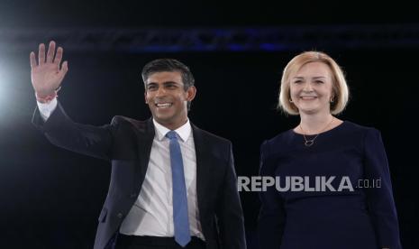 Liz Truss, kanan, dan Rishi Sunak di atas panggung setelah pemilihan kepemimpinan Konservatif di Wembley Arena di London, Rabu, 31 Agustus 2022. Setelah berminggu-minggu menunggu, Inggris akhirnya akan mengetahui siapa yang akan menjadi perdana menteri barunya. Truss baru menjabat selama enam minggu. Tetapi kebijakan ekonomi libertariannya telah memicu krisis keuangan, intervensi darurat bank sentral, beberapa putaran balik dan pemecatan kepala Departemen Keuangannya.