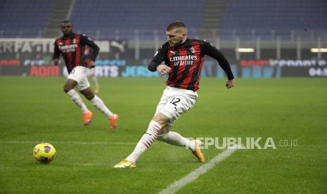 Ante Rebic dari AC Milan mengontrol bola.