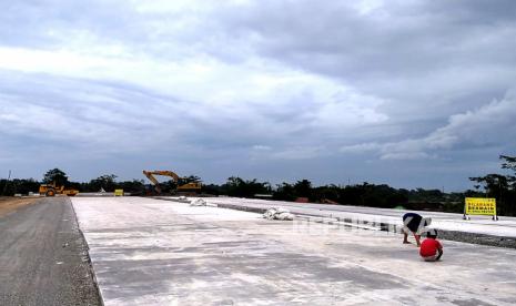 Anak-anak bermain di proyek jalan tol Solo-Yogyakarta. 