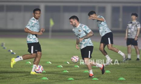 Pesepak bola Timnas Indonesia Calvin Verdonk (kedua kiri) bersama Rizky Ridho (kiri) berlatih jelang pertandingan Kualifikasi Piala Dunia 2026 di Stadion Madya, Senayan, Jakarta, Ahad (9/6/2024). Timnas Indonesia akan melawan Filipina pada pertandingan ke-6 Grup F Kualifikasi Piala Dunia 2026, Selasa 11 Juni 2024 di Stadion Utama Gelora Bung Karno (SUGBK). 