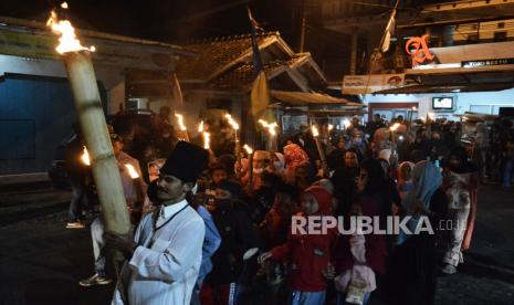 Sejumlah warga mengikuti pawai obor di Tarogong Kidul, Kabupaten Garut, Jawa Barat, Rabu (19/8/2020) malam. Pawai obor tersebut digelar dalam rangka menyambut Tahun Baru Islam 1 Muharram 1442 Hijriyah. 