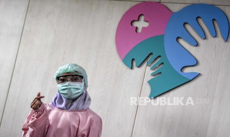 Tenaga medis wanita berpose disela jam istirahat di UPT Puskesmas Garuda, Jalan Dadali, Kota Bandung, Selasa (21/4). Guna membantu penanganan Covid-19 di tingkat kecamatan, Puskesmas Garuda menyiapkan tenaga medis yang siap untuk menangani pasien indikasi Covid-19 serta ruangan khusus untuk merawat pasien Covid-19