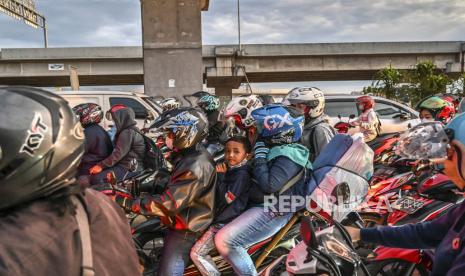 Pengendara sepeda motor memadati jalur mudik motor di jalan raya Kalimalang, Jakarta Timur (ilustrasi). Volume kendaraan di Kalimalang mulai meningkat pada H-6 atau Kamis (4/4/2024).