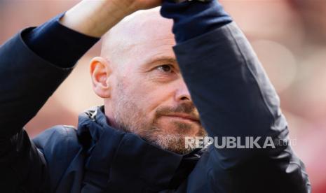 Manajer Manchester United Erik ten Hag bereaksi selama pertandingan sepak bola Liga Premier Inggris antara Manchester United dan Everton, di Manchester, Inggris, Sabtu (8/4/2023).