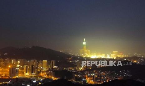 Pemandangan kota Makkah di waktu Subuh dari atas puncak Jabal Nur, nampak Zamzam Tower dan Masjidil Haram di sebelah Barat Daya. Sabtu (10/6/2023.