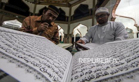 Pengurus remaja masjid membaca Al Quran di Masjid Syuhada Lhokseumawe, Aceh, Selasa (12/4/2022) malam. Remaja masjid kembali aktif melaksanakan ibadah tadarus Ramadhan 1443 Hijriah setelah adanya pelonggaran PPKM COVID-19 dari pemerintah. 