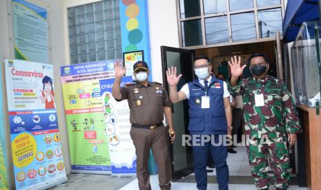 Gubernur Jawa Barat Ridwan Kamil (tengah), Pangdam III/Siliwangi Mayjen TNI Nugroho Budi Wiryanto (kanan) dan Kajati Jawa Barat Ade Adhyaksa (kiri) melambaikan tangan kepada wartawan usai diambil darahnya dalam acara pengambilan darah relawan vaksin di Puskesmas Garuda, Kota Bandung, Senin (14/12). Pengambilan darah kali ini merupakan uji klinis vaksin yang ketiga kalinya (V3) sekaligus untuk dilihat hasil akhir bagi mana reaksi peningkatan antibodi dalam darah.