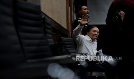 Terdakwa pemilik PT Dulta Palma Group, Surya Darmadi alias Apeng saat akan menjalani sidang vonis  di Pengadilan Negeri Tipikor, Jakarta, Kamis (23/2/2023). Majelis hakim menjatuhkan vonis kepada terdakwa Surya Darmadi dengan pidana 15 tahun penjara dan denda Rp1 miliar subsider 5 bulan kurungan serta dijatuhkan pidana uang pengganti Rp2,2 triliun dan uang kerugian perekonomian negara sebesar Rp39,7 triliun subsider 5 tahun penjara. Vonis tersebut dijatuhkan hakim karena terdakwa terbukti melakukan tindak pidana korupsi terkait kegiatan usaha perkebunan kelapa sawit di wilayah Indragir Hulu, Riau serta melakukan tindak pidana pencucian uang (TPPU).