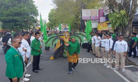 Ilustrasi arak- arakan pengajuan berkas bakal calon legislatif (bacaleg) oleh Partai Persatuan Pembangunan (PPP) Kabupatrn Semarang, di kantor KPU di Ungaran, Kabupatrn Semarang, Ahad (14/5).