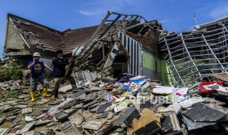 Warga menyelamatkan barang berharga pasca longsoran turap yang menimpa rumah di Perumahan Nerada Estate, Ciputat, Tangerang, Selatan, Sabtu (12/6). Longsor di Perumahan Griya Satwika Telkom itu diakibatkan tanah yang labil serta intensitas hujan yang tinggi hingga membuat dua rumah di Perumahan Nerada Estate rusak dan tiga orang terluka. Republika/Putra M. Akbar