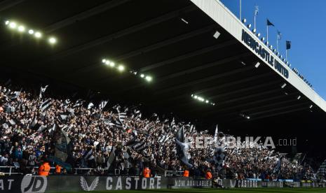 Pendukung Newcastle menjelang pertandingan sepak bola Liga Inggris antara Newcastle United dan Southampton, Ahad (30/4/2023). Newcastle menang 3-1 di laga itu.