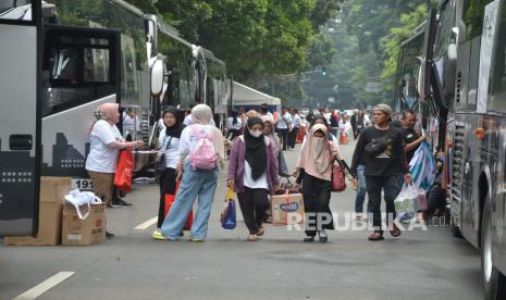 Peserta mudik bersiap naik bis pada program mudik gratis. Polres Bantul membuka layanan penitipan motor gratis untuk para pemudik.