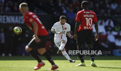  Pemain Paris Saint-Germain (PSG) Lionel Messi (tengah) beraksi selama pertandingan sepak bola Ligue 1 Prancis antara Stade Rennais dan PSG di stadion Roazhon Park di Rennes, Prancis, 03 Oktober 2021. PSG kalah 0-2 dari Rennes.