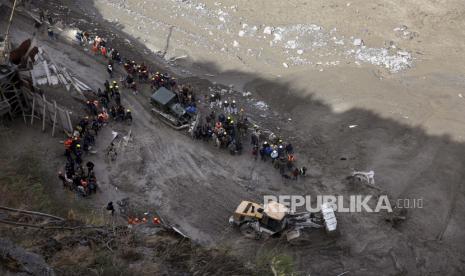 Personel National Disaster Response Force (NDRF) membersihkan puing-puing setelah sebagian dari gletser Nanda Devi lepas pada Minggu pagi, melepaskan air yang terperangkap di belakangnya di Tapovan, negara bagian utara Uttarakhand, India, Selasa, 9 Februari 2021. Setelah memeriksa citra satelit , para ilmuwan percaya bahwa banjir Himalaya di India utara terkait dengan tanah longsor dan longsoran salju. Masih belum jelas apa penyebab pastinya, tetapi perubahan iklim kemungkinan merupakan faktor, kata para ahli.